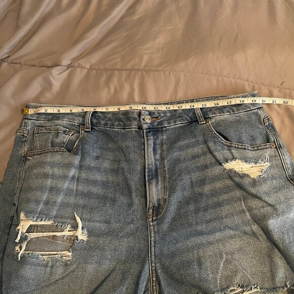 American Eagle Size 20 Curvy Mom Jean with Distressing - Picture 7 of 9